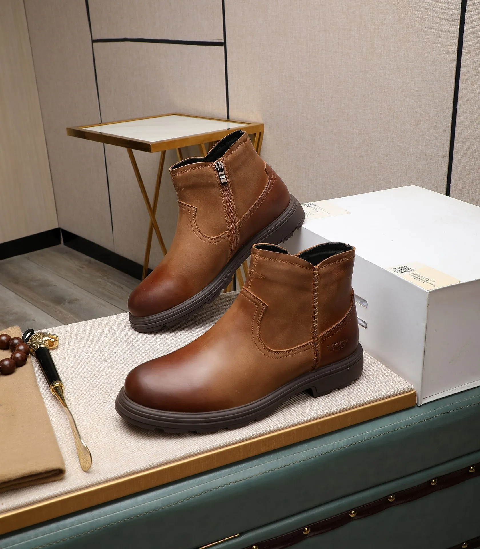 Men's men's shoes💰640 UGG (100% genuine wool lining, 10% off for fake ones) Please pay attention to the quality of the original order and compare the thickness of the wool🏮🏮Hot-selling UGG from Australia's warm luxury brand men's shoes, the official website is synchronized, Beckham men's style..., made of imported top-layer waxed cowhide, waxed toe cap, Australian real wool velvet lining Carefully sewn...Imported rubber Martin boots outsole (comfortable, soft and wear-resistant). I really like the quality..Exquisite workmanship. You can't put it down at first sight. Size 39-44